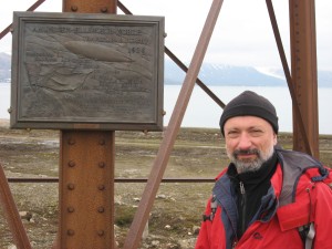 Ricardo bij de Amundsenmast